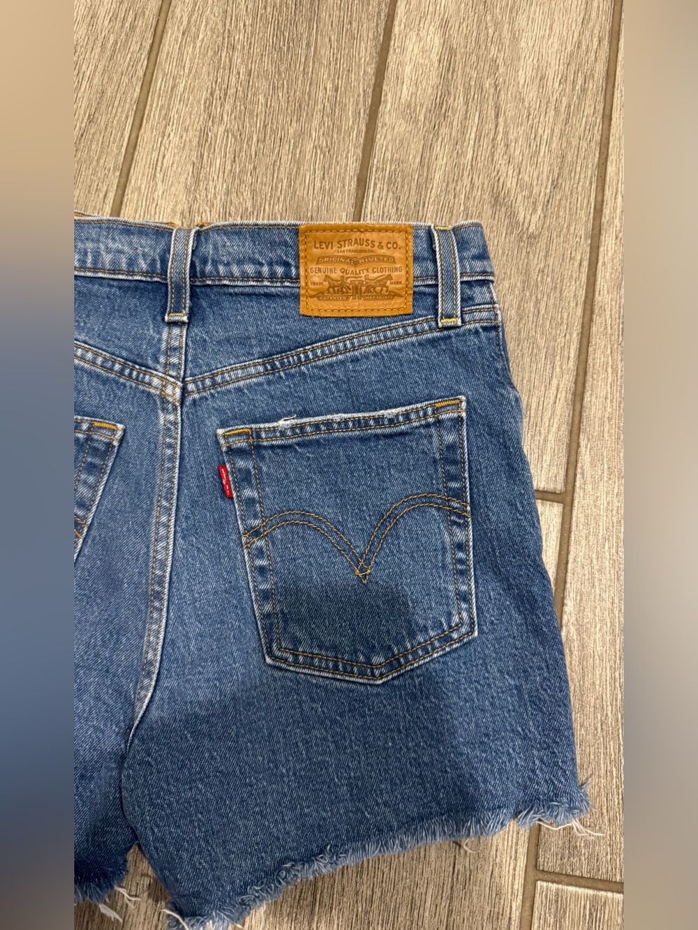 Levi’s Ribcage Shorts - Picture 3 of 7